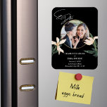 Ímã Casamento De Foto Floral Moderno Elegante Salva A<br><div class="desc">O Moderno Elegante Casamento De Foto Floral Salva O Magnet De Data. Imaginem a vossa família e amigos a receber este belo anúncio no correio para adicionarem à sua geladeira! Este imã salva a data com a qual o anúncio mostra uma foto, flores cremosas e uma simples tipografia. Personalize seus...</div>