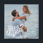 Imã Casamento de Foto Mínimo Salve a Data<br><div class="desc">Casamento de fotos moderno salve os ímãs de data em um design mínimo. Personalize com sua foto,  nomes e data de casamento.</div>