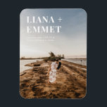 Ímã Casamento De Foto Moderno Minimalista Salva A Data<br><div class="desc">Esta salva de data apresenta uma foto do casal para a forma perfeita de deixar a família e os amigos saberem a data do seu casamento!</div>