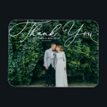 Ímã Casamento de Fotografia com Script Manuscrito Bran<br><div class="desc">Celebre seu amor e mostre gratidão com nosso obrigado de casamento de fotos personalizável, seu imã! Essa única manutenção é perfeita para lembrar seus entes queridos de seu dia especial enquanto expressava seus obrigados sentidos de uma forma memorável. Ele tem um roteiro branco elegante. Personalize adicionando sua foto e detalhes....</div>
