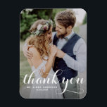 Ímã Casamento de Fotografia de Cláudio Moderno Branco<br><div class="desc">Celebre seu amor e mostre gratidão com nosso obrigado de casamento de fotos personalizável, seu imã! Essa única manutenção é perfeita para lembrar seus entes queridos de seu dia especial enquanto expressava seus obrigados sentidos de uma forma memorável. Ele apresenta uma camada moderna de fotos tipográficas. Personalize adicionando sua foto...</div>