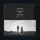 Imã Casamento de Fotografias do Casal de Script Branco<br><div class="desc">Um belo design de um roteiro de caligrafia preto e branco mostrando a foto do casal. Um casal de fotos moderno com elementos minimalistas simples. Um design ideal de casamento moderno para quem ama caligrafia de guião, designs pretos e brancos e papelaria de casamento de fotos. Os convites de casamento...</div>