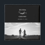 Imã Casamento de Fotografias do Casal de Script Branco<br><div class="desc">Um belo design de um roteiro de caligrafia preto e branco mostrando a foto do casal. Um casal de fotos moderno com elementos minimalistas simples. Um design ideal de casamento moderno para quem ama caligrafia de guião, designs pretos e brancos e papelaria de casamento de fotos. Os convites de casamento...</div>