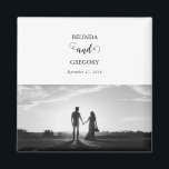 Imã Casamento de Fotografias do Casal de Script Branco<br><div class="desc">Um belo design de um roteiro de caligrafia branco e preto mostrando a foto do casal. Um casal de fotos moderno com elementos minimalistas simples. Um design ideal de casamento moderno para quem ama caligrafia de guião, designs pretos e brancos e papelaria de casamento de fotos. Os convites de casamento...</div>