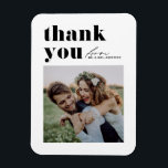 Ímã Casamento de Fotografias Modernas com Tipografia R<br><div class="desc">Envie uma apreciação sincera com nosso obrigado personalizável de casamento fotográfico seu imã, projetado para misturar maravilhosamente a tipografia ousada com um elegante roteiro manuscrito. Este obrigado que você imã oferece uma maneira única e na moda de expressar sua gratidão aos convidados que celebraram seu dia especial. Personalize o cartão...</div>