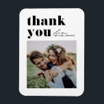 Ímã Casamento de Fotografias Modernas com Tipografia R<br><div class="desc">Envie uma apreciação sincera com nosso obrigado personalizável de casamento fotográfico seu imã, projetado para misturar maravilhosamente a tipografia ousada com um elegante roteiro manuscrito. Este obrigado que você imã oferece uma maneira única e na moda de expressar sua gratidão aos convidados que celebraram seu dia especial. Personalize o cartão...</div>