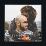 Imã Casamento de Fotos Minimalista Obrigado<br><div class="desc">Diga obrigado a você de uma forma única e duradoura com este Casamento de Foto Minimalista. Obrigado Magnet. Projetado como um guardião moderno, este ímã personalizado apresenta um design limpo e minimalista que mostra uma de suas fotos favoritas junto com uma simples e sincera mensagem de gratidão. Perfeito para favores...</div>