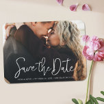 Ímã Casamento de Fotos Personalizado Salvar a Data<br><div class="desc">Este simples e na moda moderno casamento fotográfico salva a data que o imã modelo apresenta 'Salvar a Data' em um roteiro animado e moderno com seus nomes, data e localidade de casamento em uma linha de solteiro abaixo dela. O texto é branco claro. Adicione sua foto favorita e seus...</div>