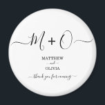 Imã Casamento de Monograma Elegante Moderno<br><div class="desc">Personalize este ímã de casamento moderno e elegante com monograma/duograma unido por estacas decorativas. Dar presentes perfeitos para seus convidados no seu casamento formal.</div>