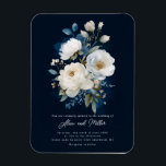 Ímã Casamento de Penas Azul e Branca<br><div class="desc">Design de Casamento Floral Azul e Branco,  Fundo Azul</div>