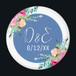 Imã Casamento de Rosebud Cor-de-Rosa Azul Personalizad<br><div class="desc">Magneta personalizada de lembrete de casamento com iniciais de casal com sotaques florais cor-de-rosa bonito e centro azul com letra branca. Elegante tema do casamento floral.</div>