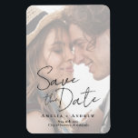 Ímã Casamento de Script de Foto do Noivado Elegante<br><div class="desc">Este casamento moderno e minimalista Salve o cartão de data com um roteiro elegante. Ele brinca com a simplicidade de um design de tipografia preto e branco. No verso, você pode adicionar as informações do seu site de casamento, assim como um código QR para seus convidados digitalizarem. É a escolha...</div>