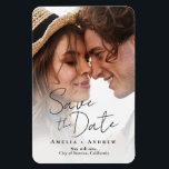 Ímã Casamento de Script de Foto do Noivado Elegante<br><div class="desc">Este casamento moderno e minimalista Salve o cartão de data com um roteiro elegante. Ele brinca com a simplicidade de um design de tipografia preto e branco. No verso, você pode adicionar as informações do seu site de casamento, assim como um código QR para seus convidados digitalizarem. É a escolha...</div>
