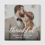 Imã Casamento de Script de Graças Elegante Personaliza<br><div class="desc">Apresentando o nosso Magnet de Casamento de Escritório de Foto Elegante Personalizado, a forma perfeita de oferecer aos seus convidados de casamento uma lembrança memorável. Este ímã quadrado permite que você personalize com sua própria foto, nomes e data de casamento, criando um símbolo único e significativo de apreciação. Ao incorporar...</div>