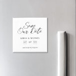 Imã Casamento De Script Minimalista Salva A Data<br><div class="desc">Casamento de Script Minimalista Moderno Salve o ímã de datas. Simples design de tipografia de caligrafia. Personalize para um casamento personalizado,  salve a data.</div>