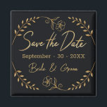 Imã Casamento Dourado e negro Salvar a data<br><div class="desc">Anuncie seu dia especial com esta maravilhosa Imã salve a data desenhada à mão, projetada com cuidado por Aliss em casa na Irlanda rural. Apresentando delicadas folhas de ouro e um charmoso sotaque floral, esse ímã é uma perfeita guardiã para casais que buscam um toque de elegância. Cada design é...</div>