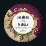 Imã Casamento Dourado Marble Pattern e Burgundy Floral<br><div class="desc">Um favor de casamento / imã salve a data. Projetado com um padrão de mármore de ouro e uma cor de burlão sólida colocada diagonalmente juntas. Um círculo com uma borda falsa de folha de ouro, colocada sobre um bonito buquê floral com rosas, cravos e outras flores. Um par de...</div>