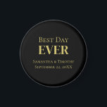 Imã Casamento Dourado Negro Personalizado no Melhor Di<br><div class="desc">Personalize este Melhor Dia Todos os Favoritos do Black Dourado Magnet. Disponível em formatos redondos e quadrados e em três tamanhos diferentes. Excelente para a recepção de casamento,  a despedida de solteiro,  a festa de solteira,  chás de panela e o janto de ensaio.</div>