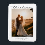 Ímã Casamento Elegante Branco e Negro Clássico Obrigad<br><div class="desc">Obrigado de casamento clássico, o seu ímã favorece com um simples e mínimo design preto e branco com uma combinação de fontes serif tradicionais e um roteiro elegante, juntamente com a sua data, em um formato grande para um toque moderno junto com a sua foto favorita. Esta design elegante é...</div>