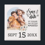 Imã Casamento Floral de Foto Pet de Cachorro Personali<br><div class="desc">Imã salve o dia Florais de Fotografias de Pet de Cachorros Personalizados | Casamento Único Guardar as Imagens de Data com uma Imagem de Cachorro | "Os Meus Humanos Casam-Se" Engraçado Concurso De Casamento Ideia De Palavras Para Cachorros |</div>
