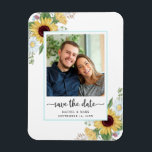 Ímã Casamento Floral De Girassol Elegante Salvar A Dat<br><div class="desc">Possui girassol e design floral bonitos com sua foto e personalizado com seus nomes e data de casamento. Faz um presente de excelente,  um favor ou um bom lembrete do seu próximo dia especial. Design ©Rosalind Moore,  Design de Cherry Lane.</div>