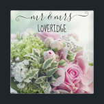 Imã Casamento Floral de Rosa Rosa Romântica Sr. e Sra.<br><div class="desc">Ímã romântico personalizado do Sr. e Sra. Este belo ímã apresenta as palavras "sr e sra" em uma elegante escrita à mão preta com floreios e um fundo de buquê de rosas florais cor-de-rosa. Você pode personalizá-lo com seu sobrenome e até mudar a cor do texto e o estilo da...</div>