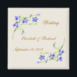 Imã Casamento. Flores Bluebell Magnet<br><div class="desc">Flores azuis estilizadas em uma luz suave. Totalmente personalizável. Você pode reorganizar a posição e o tamanho de algumas imagens. Também é possível alterar a fonte,  cor,  tamanho ou colocar sua própria mensagem.</div>
