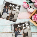 Imã Casamento Fotográfico com Típica Retroativa Modern<br><div class="desc">Foto Da Tipografia Da Moderna Vintage Retro Bold Para Salvá-La. Divertido,  nostálgico,  estilo vintage,  casamento de fotos salvar a data. Perfeito para casais únicos,  divertidos e peculiares planejando um casamento simples ou um casamento florestal. Tipografia de fontes retrô em negrito. Consultas personalizadas: info@pgcodesigns.com</div>