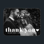 Ímã Casamento Fotográfico com Típica Retroativa Obriga<br><div class="desc">Celebre seu amor e mostre gratidão com nosso obrigado de casamento de fotos personalizável, seu imã! Essa única manutenção é perfeita para lembrar seus entes queridos de seu dia especial enquanto expressava seus obrigados sentidos de uma forma memorável. Ele apresenta uma tipografia ousada e uma camada cardíaca. Personalize-o adicionando seus...</div>