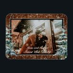 Ímã Casamento Fotográfico do Snowy Wood & Forest Count<br><div class="desc">Casamento Salve a data ou Obrigado cartão com fotos de ímã. Madeira marrom russa,  fundo nevando e floresta nevada. Cozy Vintage country. Há mais itens disponíveis neste estilo na nossa loja. Você pode editar a design,  alterar cores,  fontes e adicionar texto extra clicando no link "personalizar mais".</div>