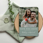 Ímã Casamento Minimalista Moderno de Fotos do Script E<br><div class="desc">Foto de Script Elegante Foto Moderna Blush Verde Casamento Minimalista Salva o Magnet de Data. Todos os textos estão pré-organizados para que você personalize fácil e rapidamente com seus próprios detalhes.</div>