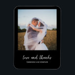 Ímã Casamento Moderno Foto Preta Limpa<br><div class="desc">Ímã de lembrança de casamento moderno com um design simples e minimalista com "amor e gratidão" em uma fonte elegante, abaixo da sua foto favorita em um fundo preto. Esses ímãs elegantes seriam ótimas lembranças de casamento para um casamento com tema gótico ou de Halloween.</div>