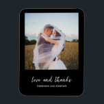 Ímã Casamento Moderno Foto Preta Limpa<br><div class="desc">Ímã de lembrança de casamento moderno com um design simples e minimalista com "amor e gratidão" em uma fonte elegante,  abaixo da sua foto favorita em um fundo preto. Esses ímãs elegantes seriam ótimas lembranças de casamento para um casamento com tema gótico ou de Halloween.</div>