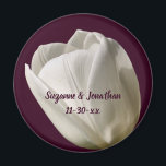 Imã Casamento Personalizado da Flor Branca de Tulipas<br><div class="desc">Fotografia delicada de flor de tulipa branca por Susan favor magnet. Preencha suas informações no modelo. Faça mais alterações no tamanho, estilo e cor da fonte, clicando em Personalizar. Este design está disponível em muitos produtos na minha galeria. Visite o tesouro dos olhos do sorriso para ver mais convites para...</div>