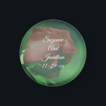 Imã Casamento Personalizado da Flor Vermelha Rosebud<br><div class="desc">Adorável rosebudo vermelho gentilmente se curvando na flor da luz do sol, poupe o anúncio do casamento ou favoreça o imã do refrigerador. Preencha suas informações no modelo. Faça mais alterações no tamanho, estilo e cor do texto e da fonte, clicando em Personalizar. Esta imagem está disponível em muitos produtos...</div>