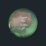 Imã Casamento Personalizado da Flor Vermelha Rosebud<br><div class="desc">Adorável rosebudo vermelho gentilmente se curvando na flor da luz do sol, poupe o anúncio do casamento ou favoreça o imã do refrigerador. Preencha suas informações no modelo. Faça mais alterações no tamanho, estilo e cor do texto e da fonte, clicando em Personalizar. Esta imagem está disponível em muitos produtos...</div>