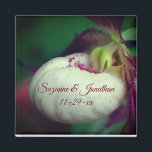 Imã Casamento Personalizado da Orquídea Branca Slipper<br><div class="desc">Fotografia de flor de orquídea branca e primavera delicada, do escorregador branco, por Susan, favor de um imã. Preencha suas informações no modelo. Faça mais alterações no tamanho, estilo e cor da fonte, clicando em Personalizar. Este design está disponível em muitos produtos na minha galeria. Visite o tesouro dos olhos...</div>