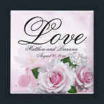 Imã Casamento Romântico de Rosas Rosa Personalizadas<br><div class="desc">Lindas rosas rosa e fundo criam um elegante íman floral rosa. A palavra Amor é escrita no topo em uma fonte ampla e formal. Seu nome e data do casamento estão abaixo. Um lindo favor de casamento.</div>