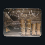 Ímã Casamento Rustic Cowboy Ranch Salva a Data<br><div class="desc">Esta imã salve a data permite-vos partilhar o vosso amor por todas as coisas rústicas e cowboy - couro vestido e madeira de casca,  e luzes de cordas moles. Perfeito para um celeiro,  país ou local de casamento casual. Criada pela Simplesmente Farmhouse Press; foto de Melanie Mauer no Unsplash.</div>