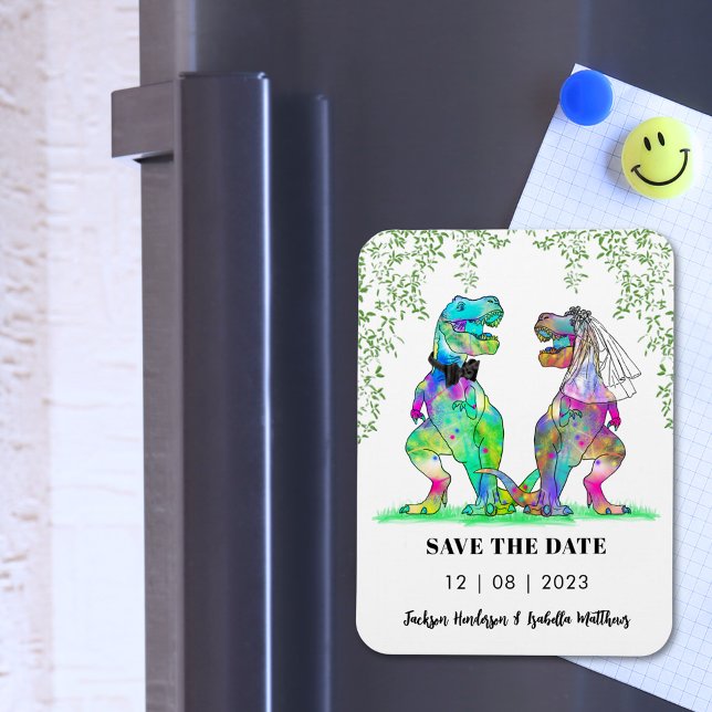 Ímã Casamento Temático de Dinossauros Salvar a Data (Dinosaur themed wedding save the date invitation magnet colorful T-Rex bride and groom)