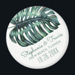 Imã Casamento Tropical de Monstera Leaf Salvar a Data<br><div class="desc">Tropical Watercolor Monstera Leaf Imã salve a data com uma visão retro de praia única e moderna e mínima em verde e branco mudo - uma adição divertida aos seus cartões salve a data ou um presente de guardião para a sua festa noiva quando lhes perguntam "será a minha dama...</div>