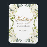 Ímã Casamento Verde Floral Branco Elegante<br><div class="desc">Bonito flores brancas com verde elegante escuro misturado com eucalipto. Este é um excelente "Save the Date" (Salvar a data) para o seu refrigerador.</div>
