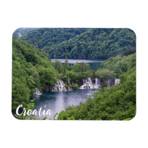 Ímã Cascata em cascata com floresta verde na Croácia