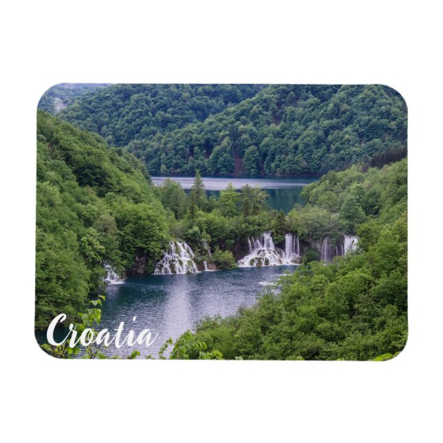Ímã Cascata em cascata com floresta verde na Croácia (Horizontal)