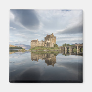 Imã Castelo de Eilean Donan com reflexão em Scotland