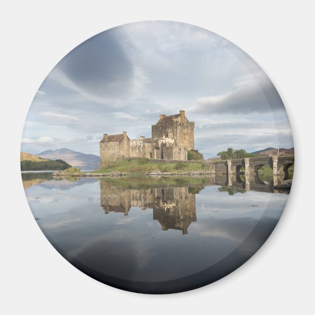 Imã Castelo de Eilean Donan com reflexo na Escócia (Frente)