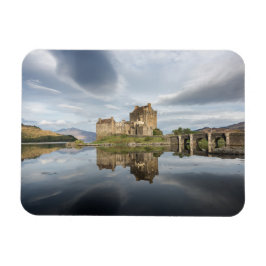 Ímã Castelo de Eilean Donan com reflexo na Escócia