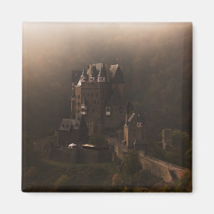 Imã Castelo de Eltz do Burg na névoa da manhã