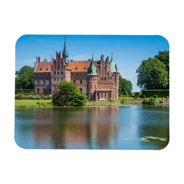 Ímã Castelo Egeskov Perto de um Lago (Horizontal)