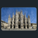 Ímã Catedral de Milão Duomo - Itália<br><div class="desc">A Catedral de Duomo, em Milão, é a quinta maior igreja cristã do mundo e há mais estátuas nesta catedral gótica do que em qualquer outro edifício do mundo. Esta catedral da abelha viu passar mais de 600 anos. Entre as ruas e distritos mais importantes da cidade estão Piazza del...</div>